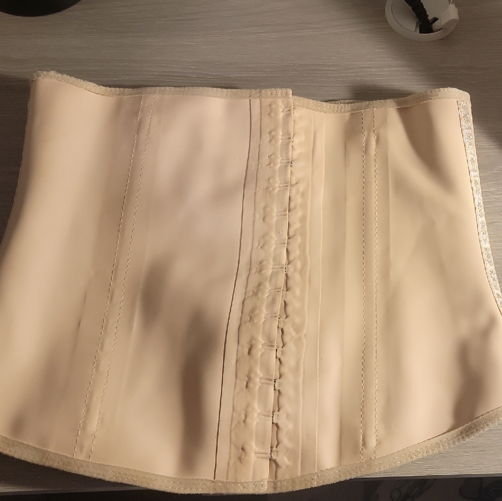 Ann Chery slimming corset, size L, in excellent condition, does not go down